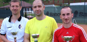 Víťazi turnaja jednotlivcov do 40 rokov (1. Ďurica, 2. Daniš, 3. Macko/Sysák (chýba na foto))